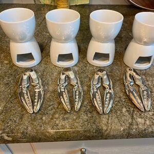 LOBSTER butter melting cups and crackers